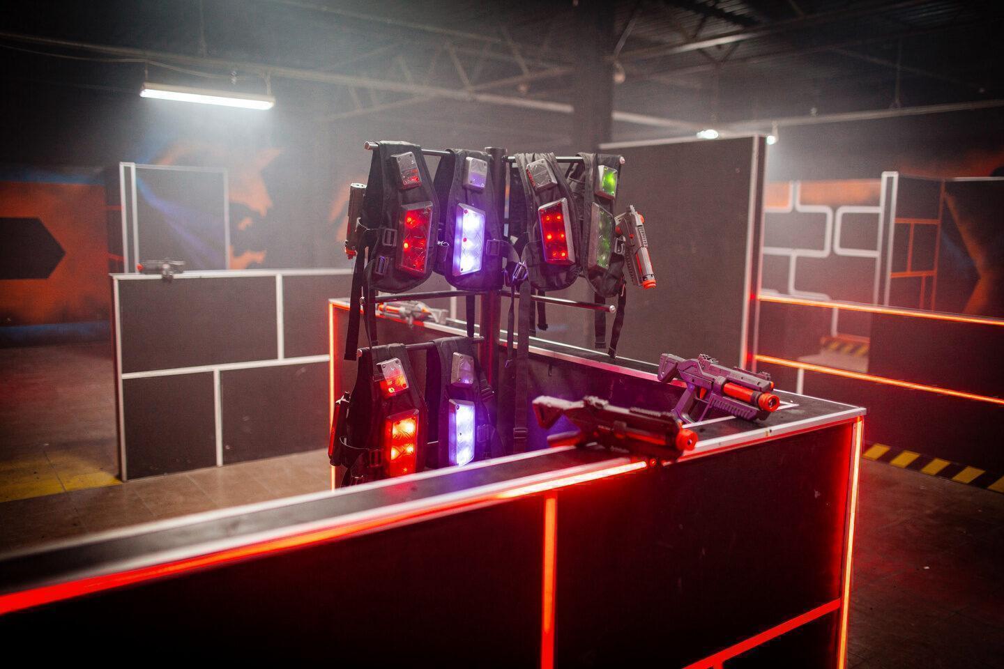 Junggesellenabschied Engen - ↗️OUTGUN Lasertag: ✓Mobile Lasertag Events, Firmenevent, Lasertag JGA, Teambuilding