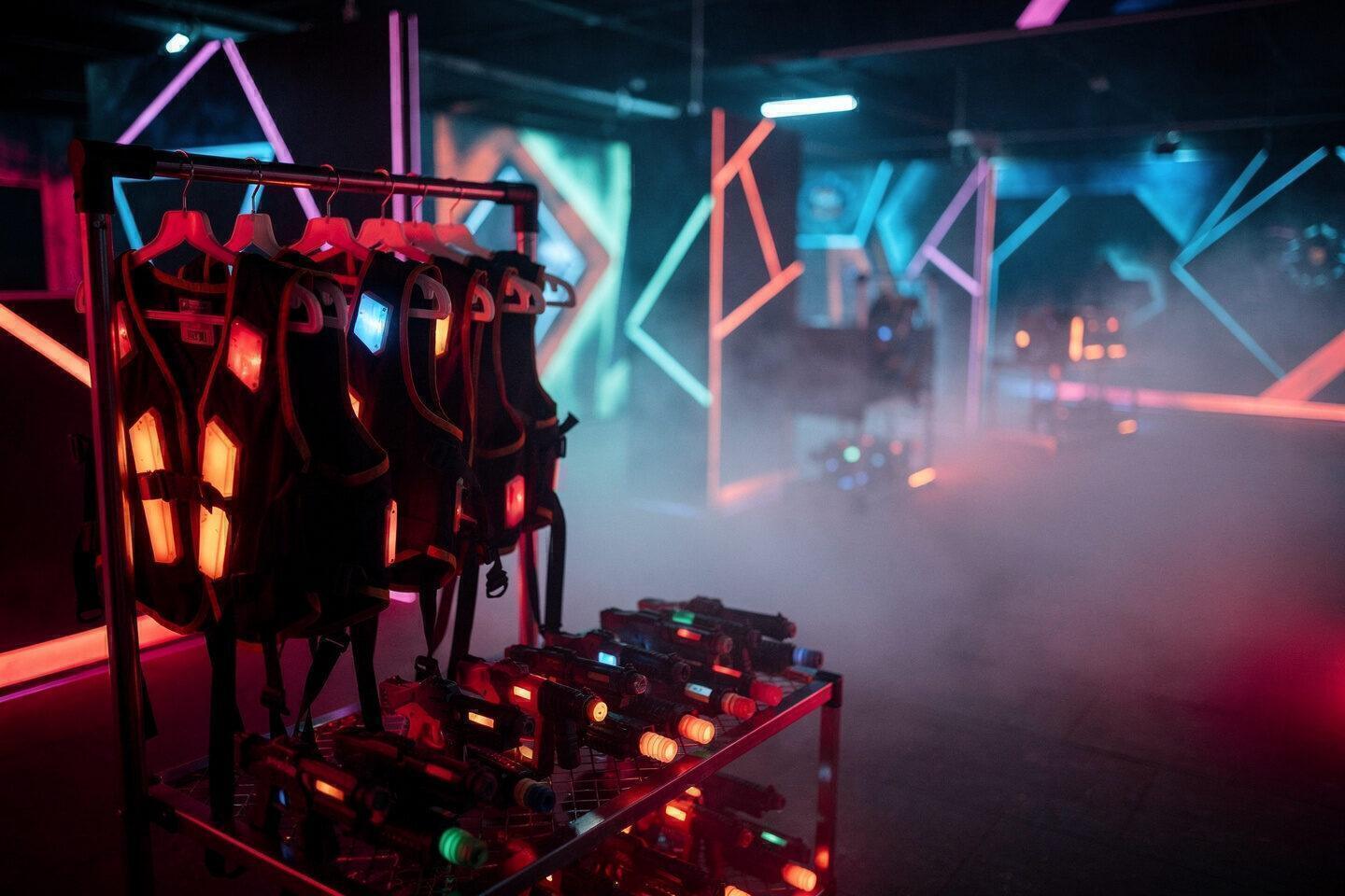 Unsere Leistungen – OUTGUN-Lasertag-Events vom JunggesellenabschiedsProfi – JunggesellenabschiedsProfi (OUTGUN Lasertag)